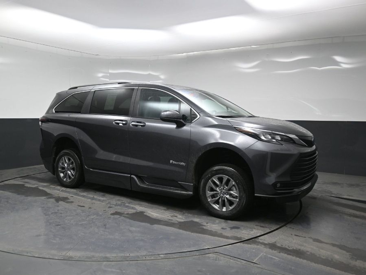 Grey Toyota Sienna image number 17