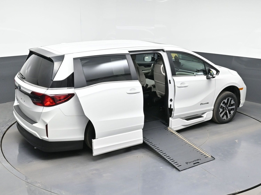 White Honda Odyssey image number 25