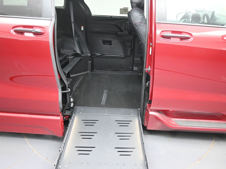 New 2026 Toyota Sienna Hybrid XSE Sport - BraunAbility Side Entry Fold Out Automatic Ramp