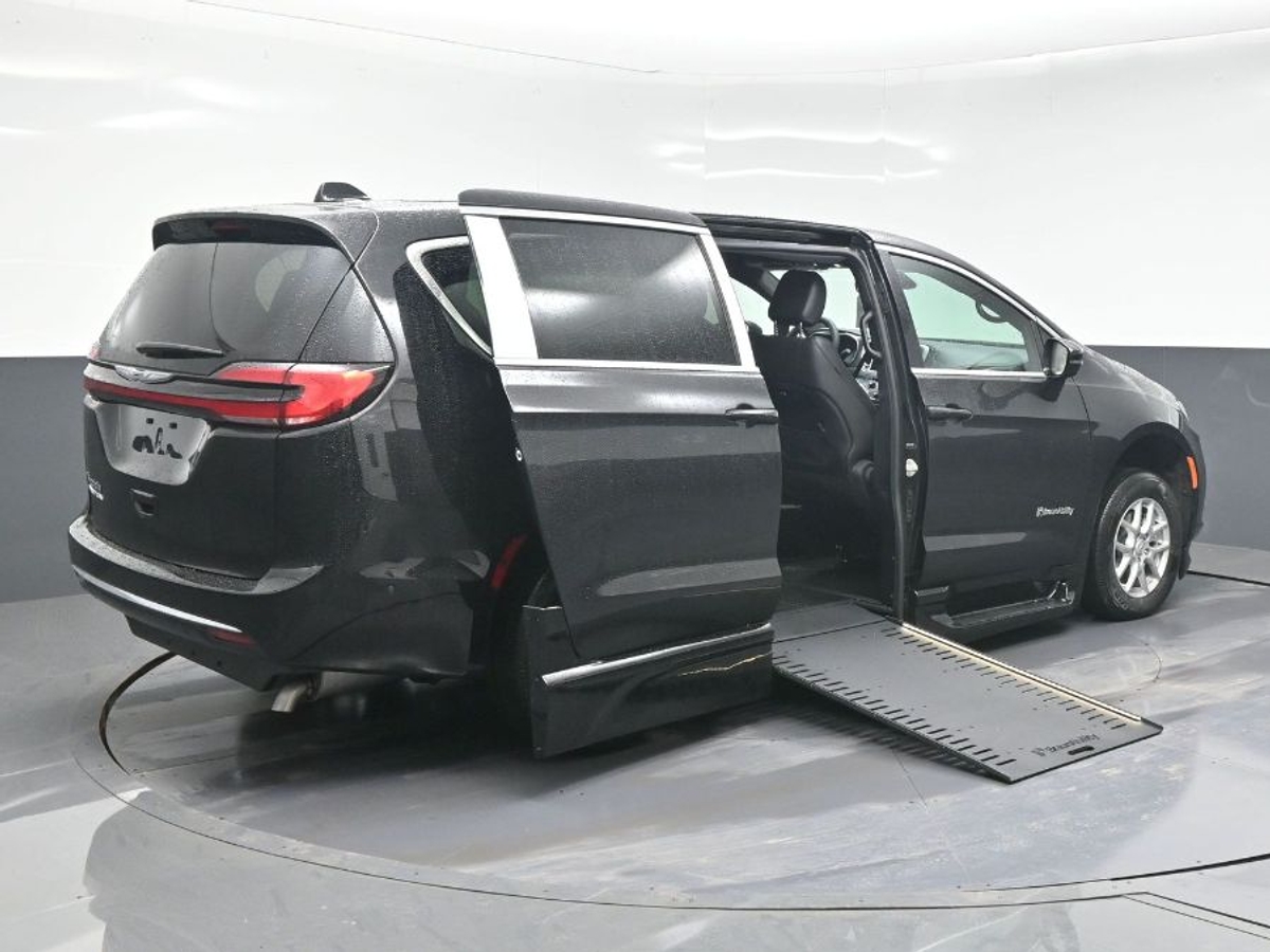 Black Chrysler Pacifica image number 6