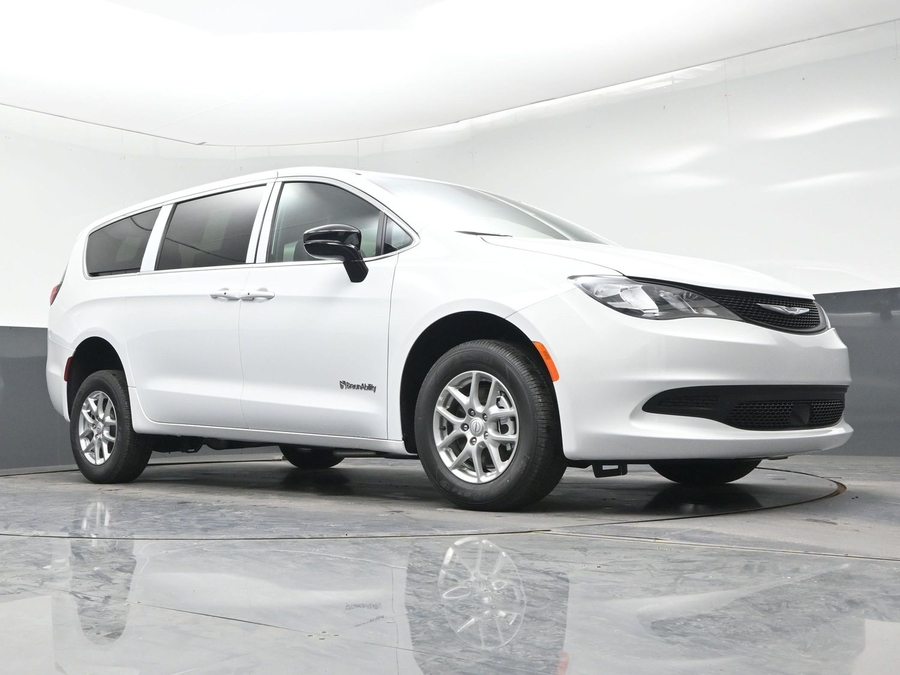 White Chrysler Voyager image number 12