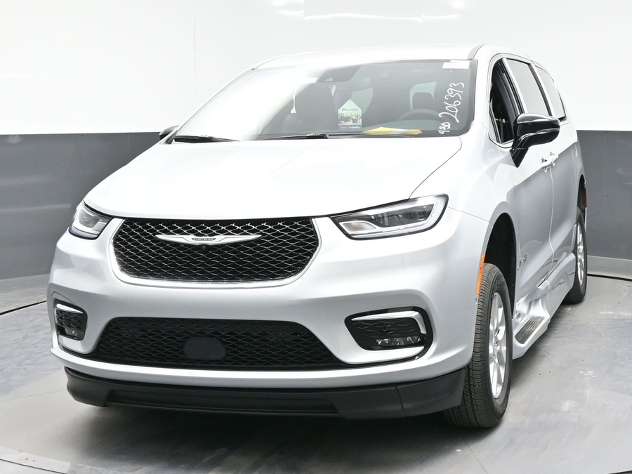 Silver Chrysler Pacifica image number 19