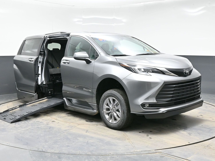New 2026 Toyota Sienna Hybrid XLE Base - BraunAbility Side Entry Entry Fold Out Automatic Ramp