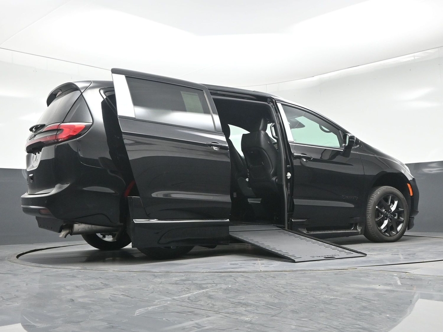 New 2026 Chrysler Pacifica Select Sport - BraunAbility Side Entry In Floor Automatic Ramp