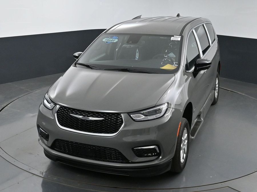 New 2025 Chrysler Pacifica Select Safety - BraunAbility Side Entry Entry Fold Out Automatic Ramp