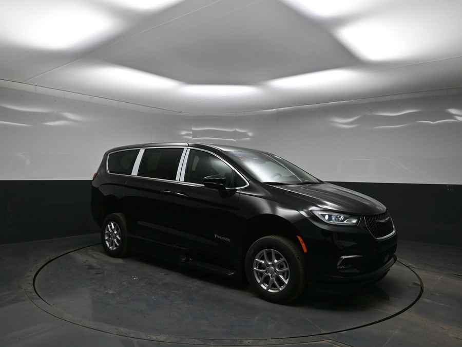 Black Chrysler Pacifica image number 17