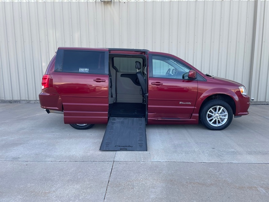 Used 2016 Dodge Grand Caravan SXT - BraunAbility Side Entry In Floor Automatic Ramp