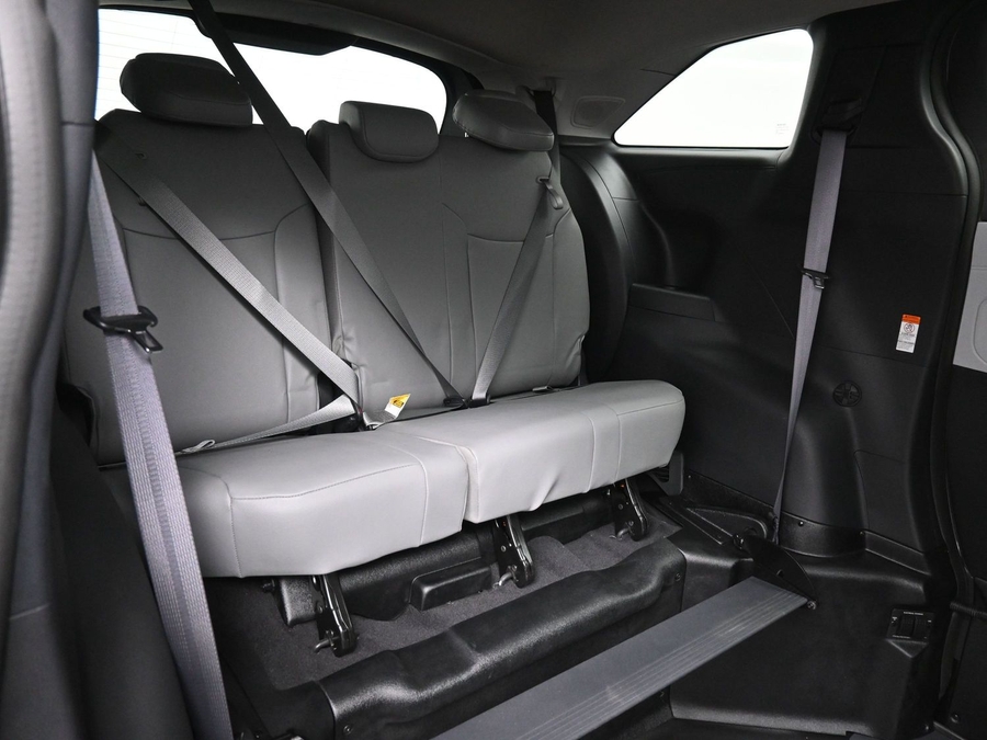 Silver Toyota Sienna image number 6