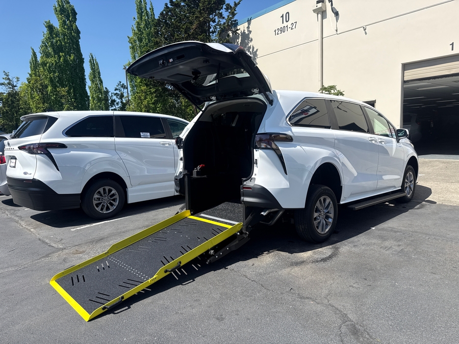 New 2026 Toyota Sienna Hybrid LE - Vantage Mobility Commercial Rear Entry Entry Fold Out Manual Ramp
