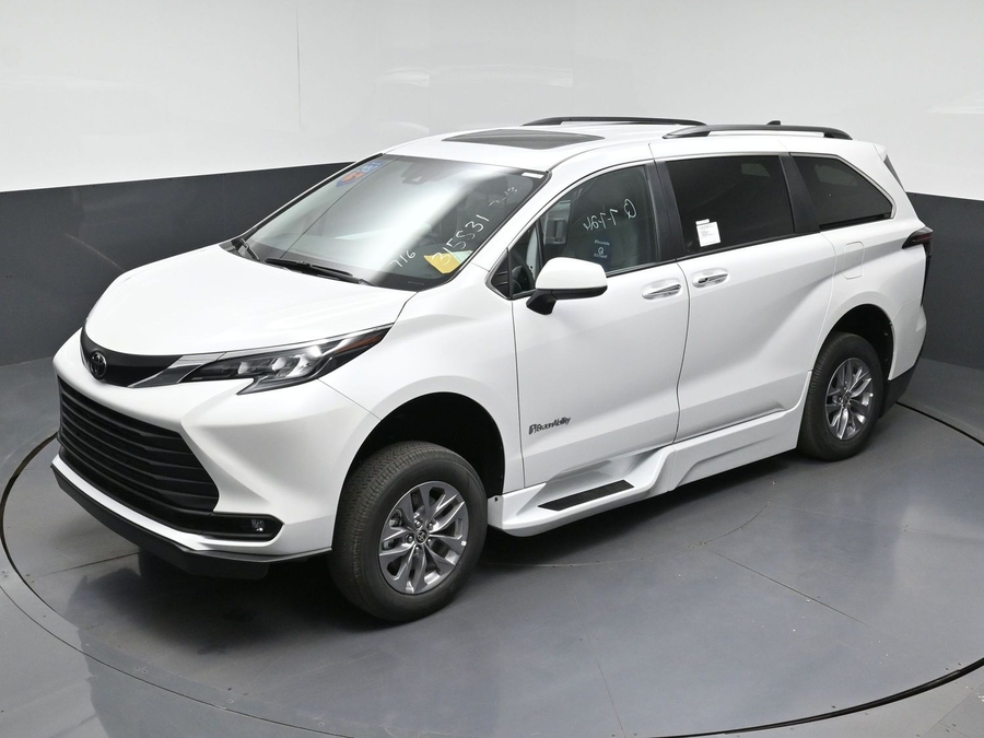 White Toyota Sienna image number 12