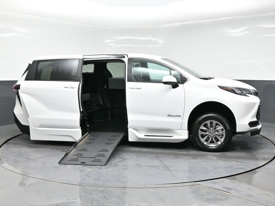 New 2026 Toyota Sienna Hybrid LE - BraunAbility Side Entry Entry Fold Out Automatic Ramp