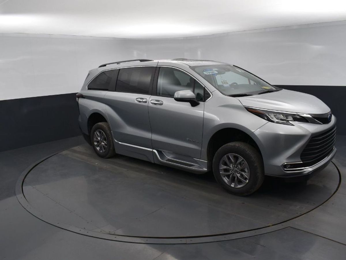 2023 Toyota Sienna XLE - Photo 9