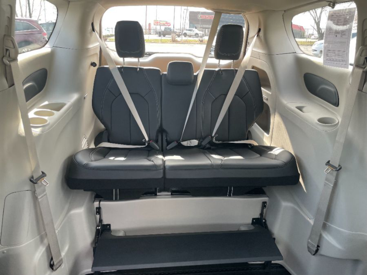 2023 CHRYSLER PACIFICA - Image 12