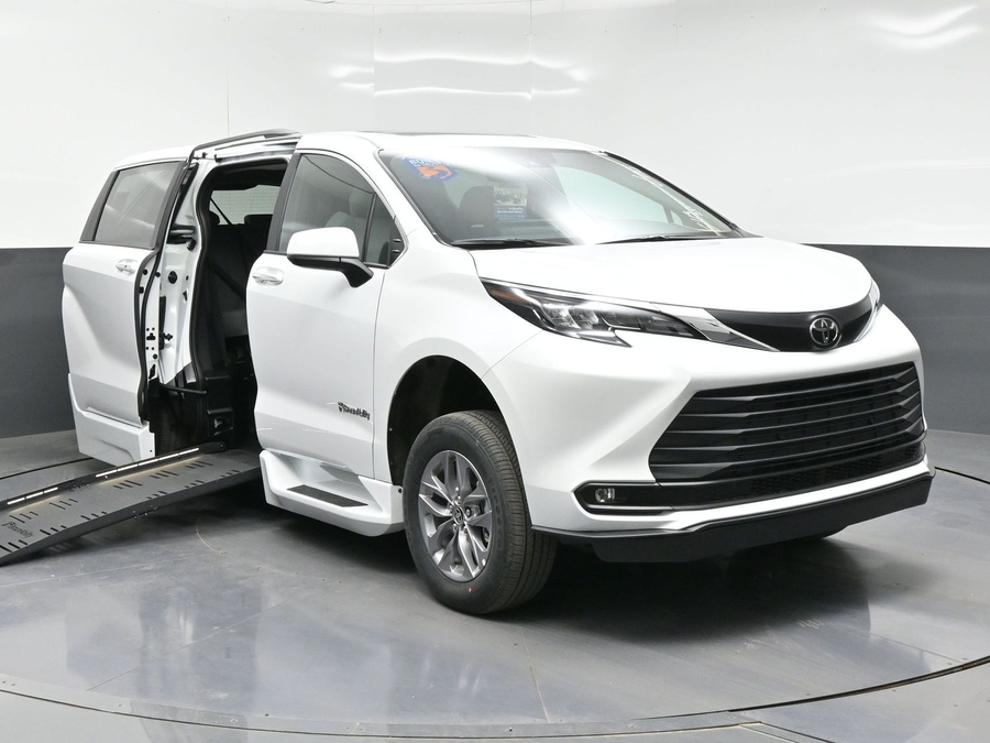 2026 Toyota Sienna XLE 7-Passenger Hybrid FWD's photo