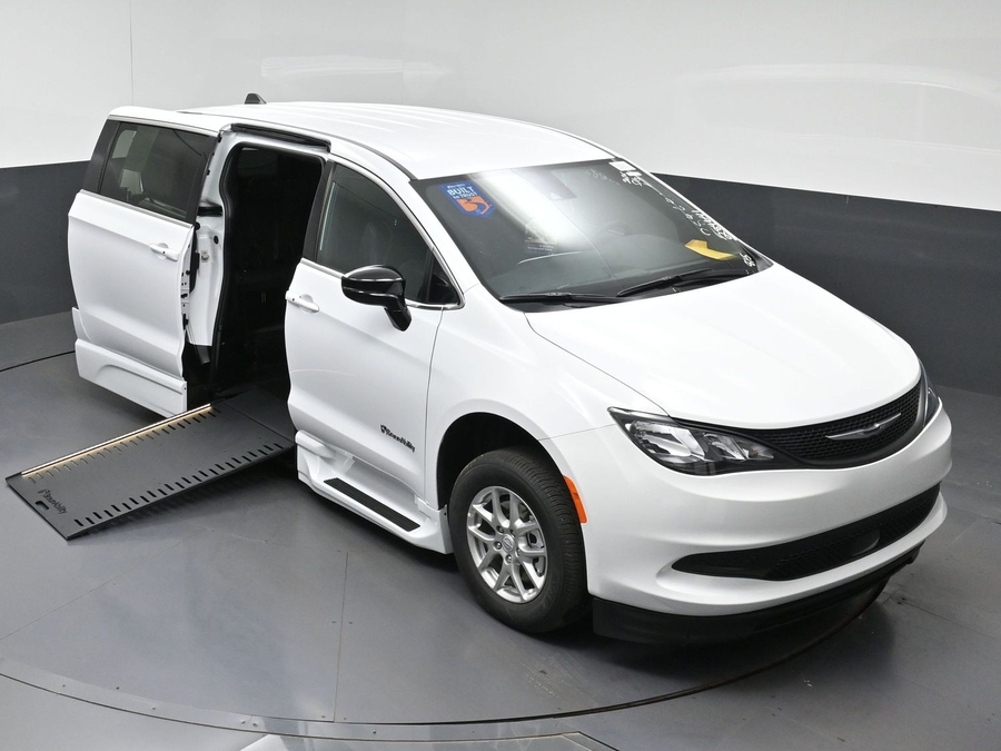 White Chrysler Voyager image number 20