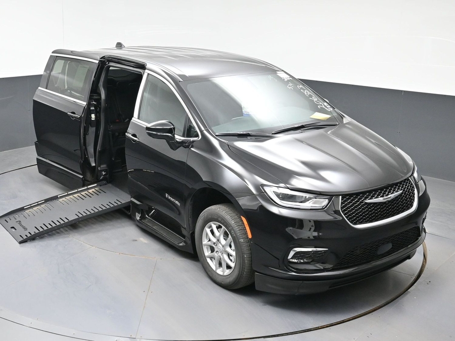 Black Chrysler Pacifica image number 19