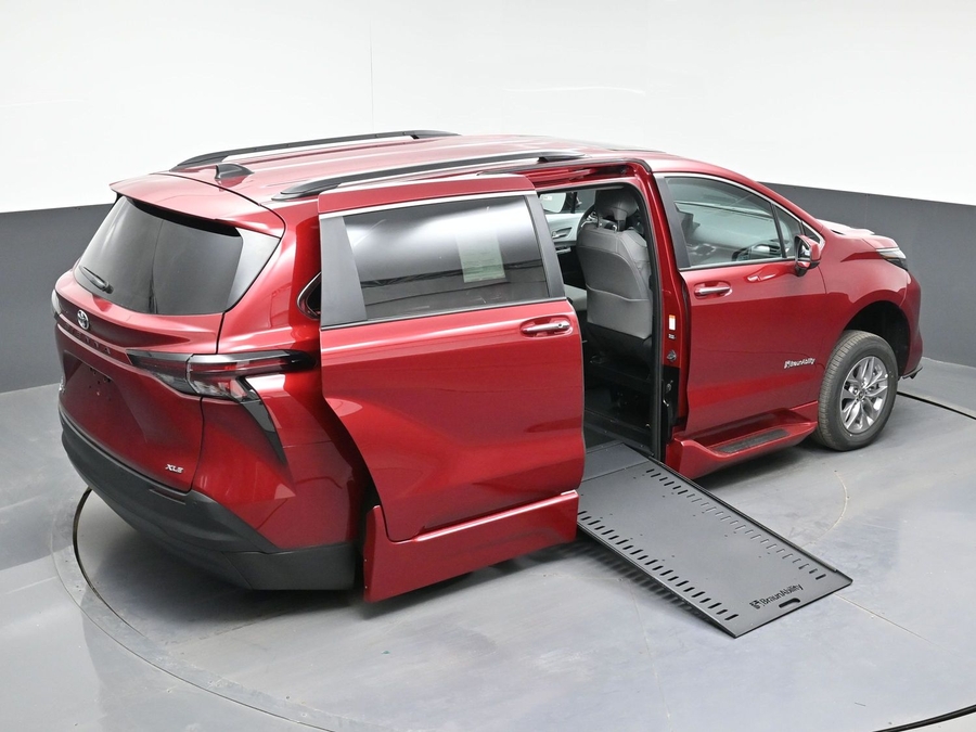Red Toyota Sienna image number 22