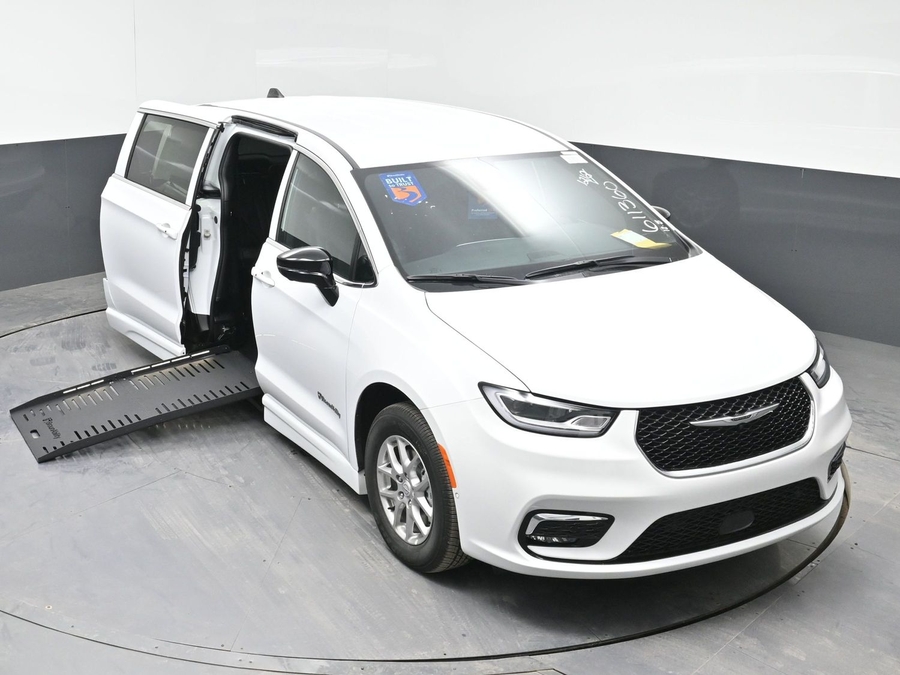 White Chrysler Pacifica image number 22