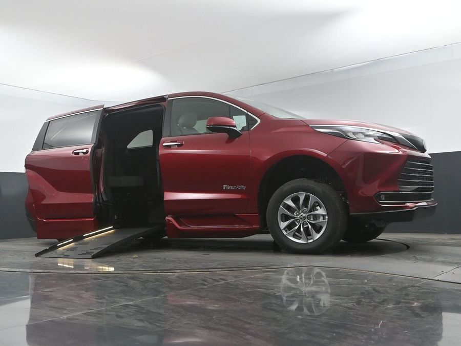 New 2025 Toyota Sienna Hybrid XLE Base - BraunAbility Side Entry Entry Fold Out Automatic Ramp