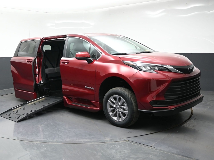 New 2026 Toyota Sienna Hybrid LE - BraunAbility Side Entry Fold Out Automatic Ramp
