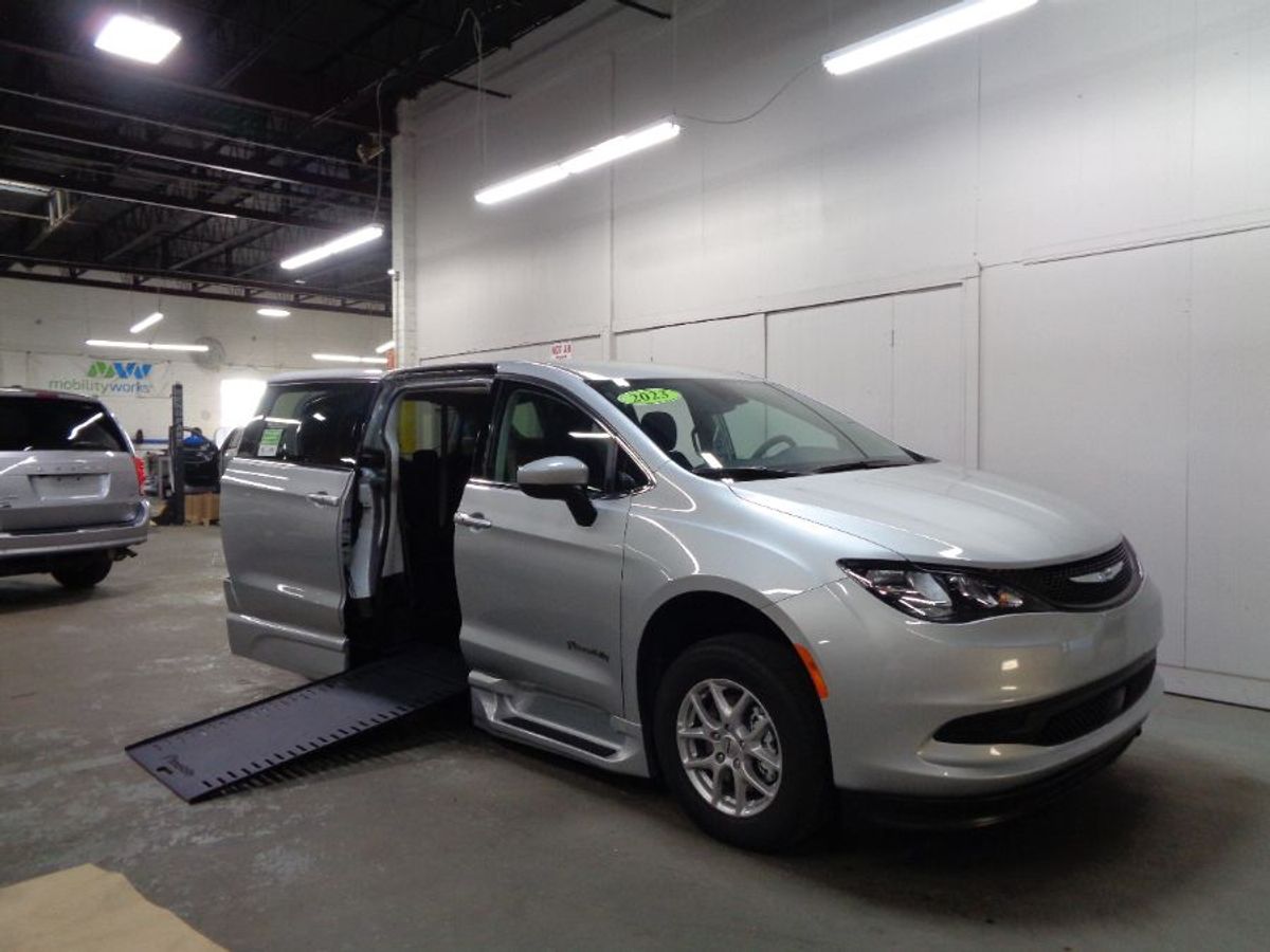 2023 CHRYSLER VOYAGER - Image 4