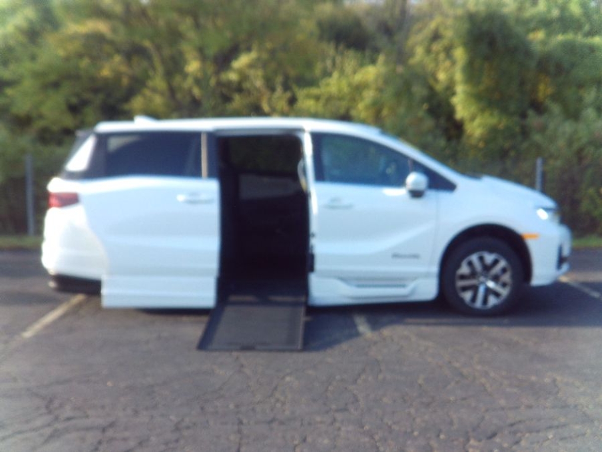 2025 Honda Odyssey EX-L's photo