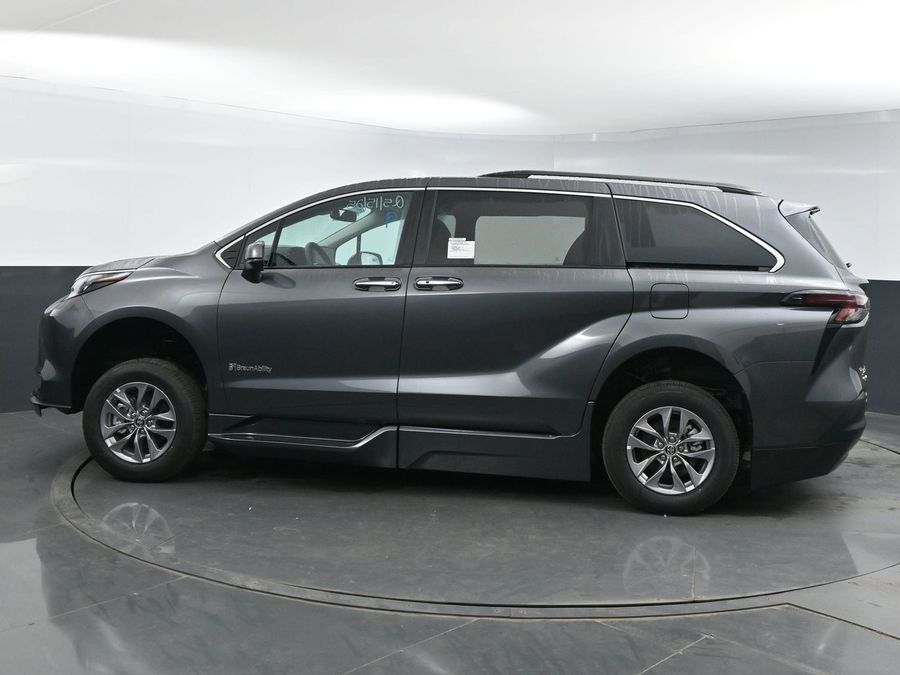 New 2025 Toyota Sienna Hybrid XLE Plus - BraunAbility Side Entry Entry In Floor Automatic Ramp