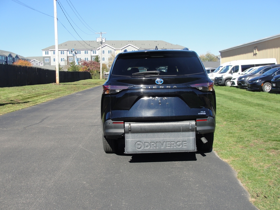 Black Toyota Sienna image number 7