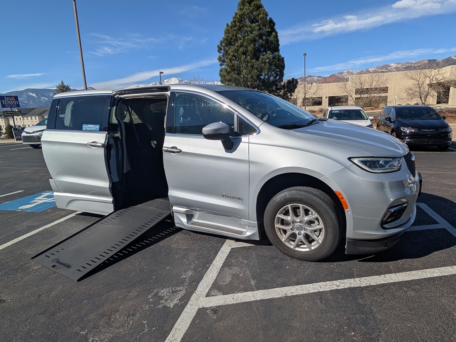 Used 2023 Chrysler Pacifica Touring L Safety - BraunAbility Side Entry Entry In Floor Automatic Ramp
