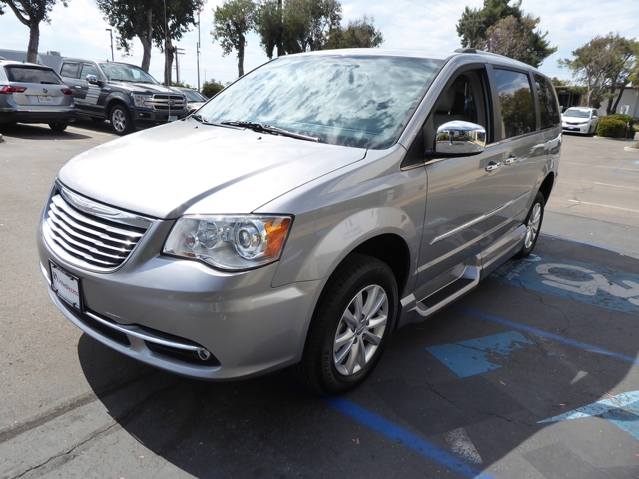 Used 2016 Chrysler Town and Country Limited Platinum - VMI Side Entry In Floor Automatic Ramp