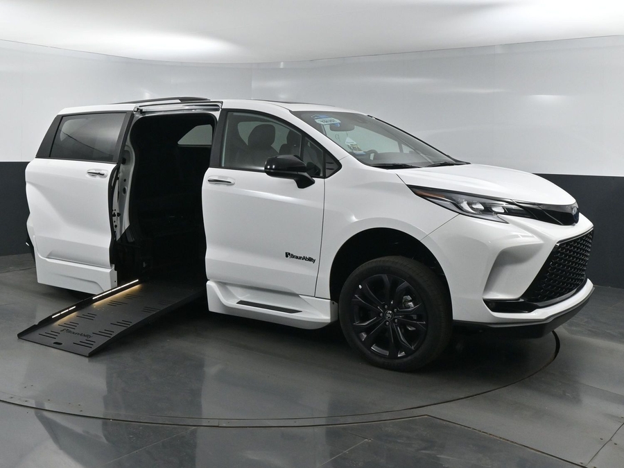 New 2025 Toyota Sienna Hybrid XSE Sport - BraunAbility Side Entry Entry Fold Out Automatic Ramp