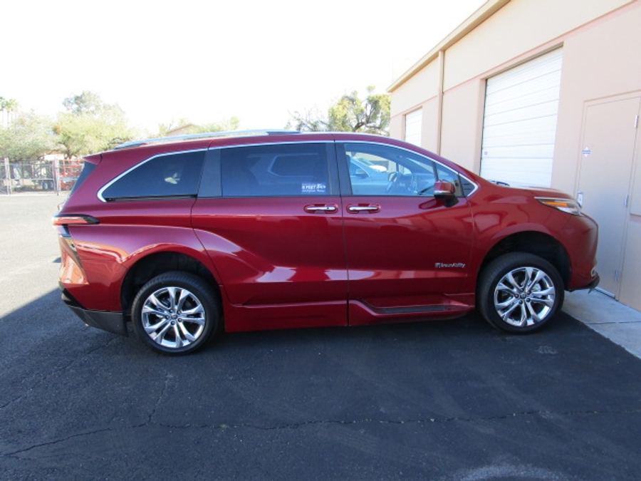 Used 2022 Toyota Sienna Hybrid Platinum - BraunAbility Side Entry Entry In Floor Automatic Ramp