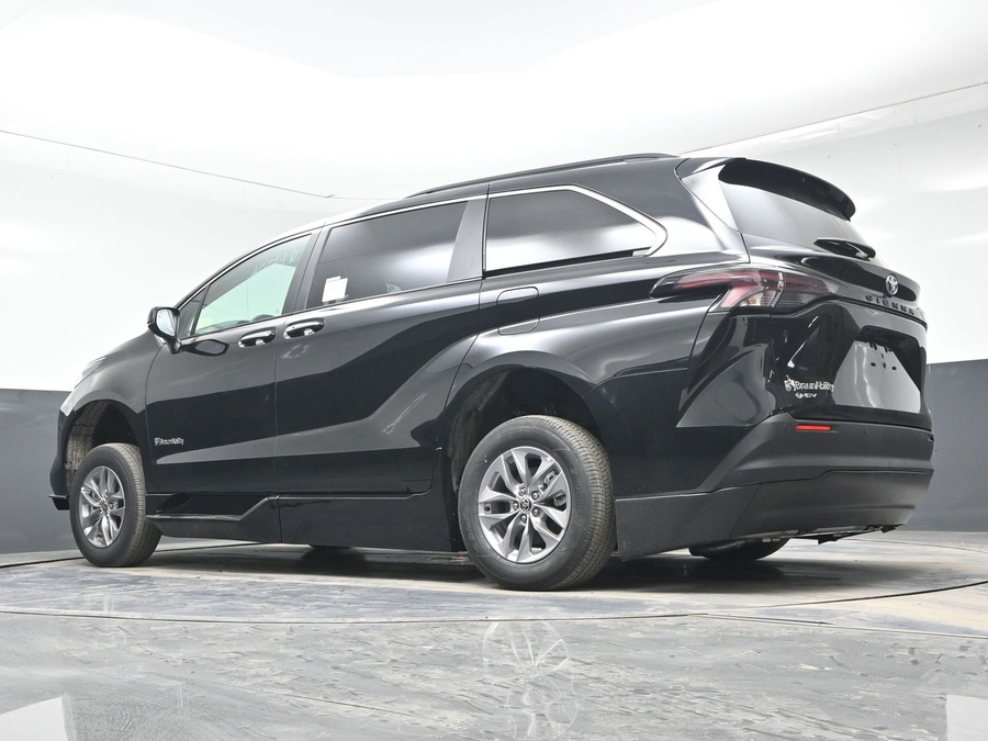 Imagen de la Toyota Sienna negra número 20