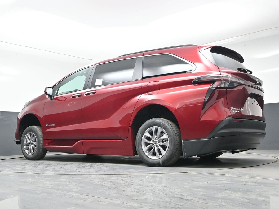 Red Toyota Sienna image number 17