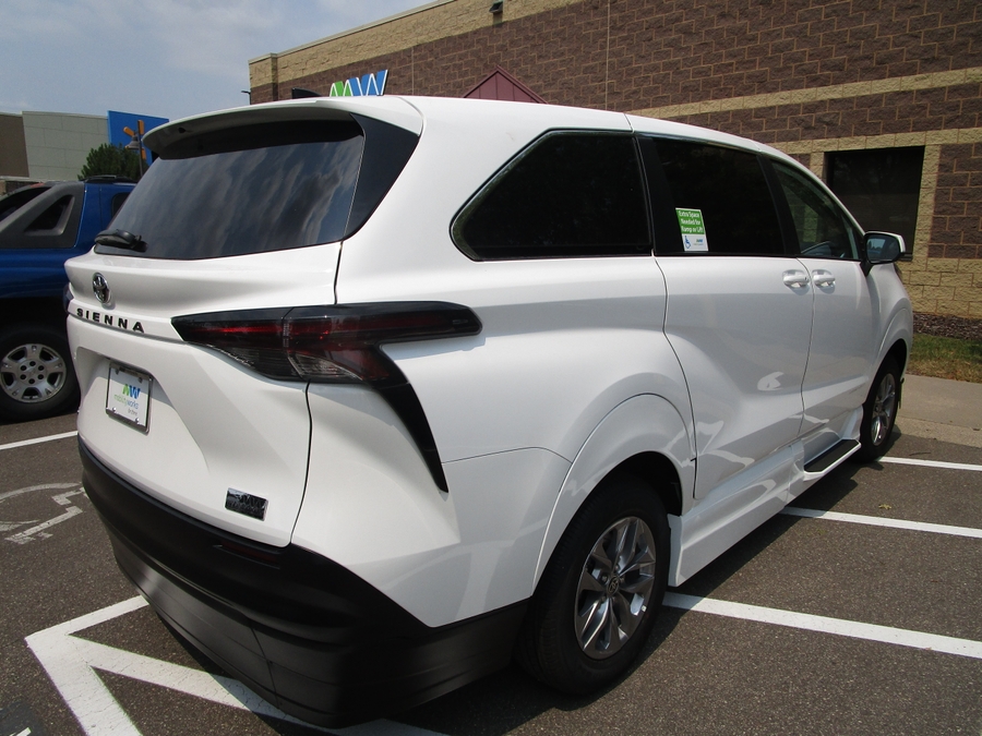 White Toyota Sienna image number 3