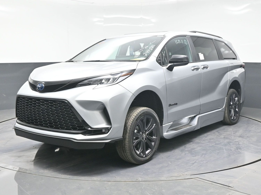 New 2025 Toyota Sienna Hybrid XSE Sport - BraunAbility Side Entry Entry Fold Out Automatic Ramp
