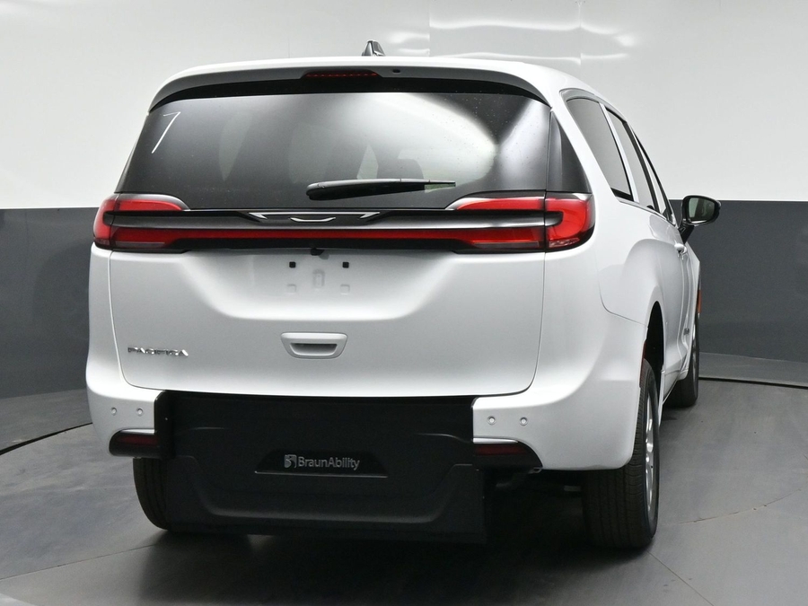 White Chrysler Pacifica image number 4