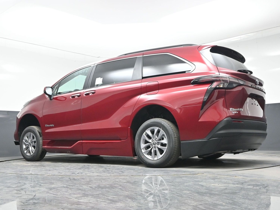 Red Toyota Sienna image number 17