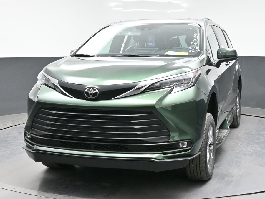 New 2026 Toyota Sienna Hybrid XLE Base - BraunAbility Side Entry Fold Out Automatic Ramp
