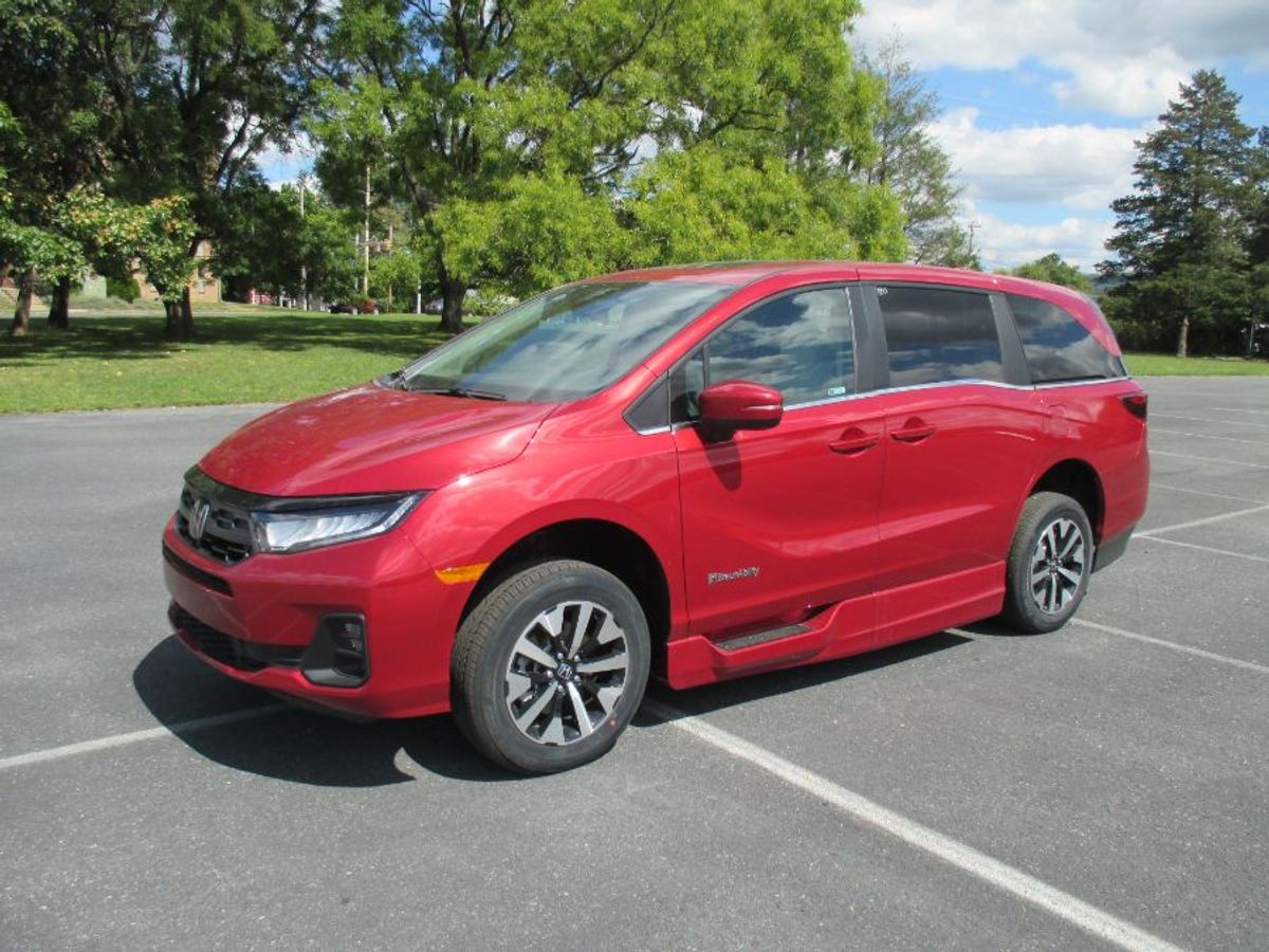 Red Honda Odyssey image number 1