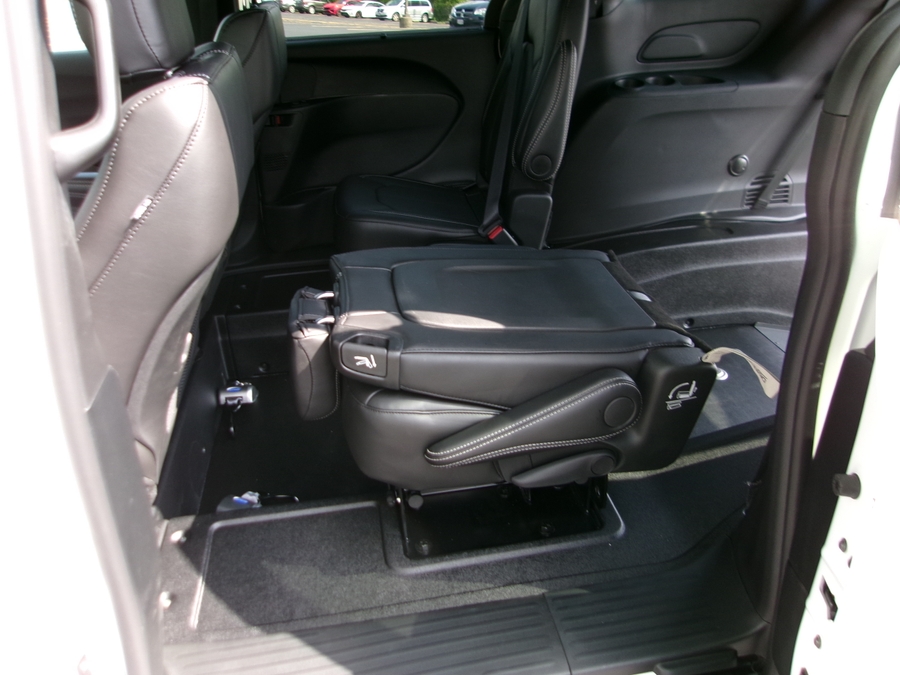 White Chrysler Voyager image number 29