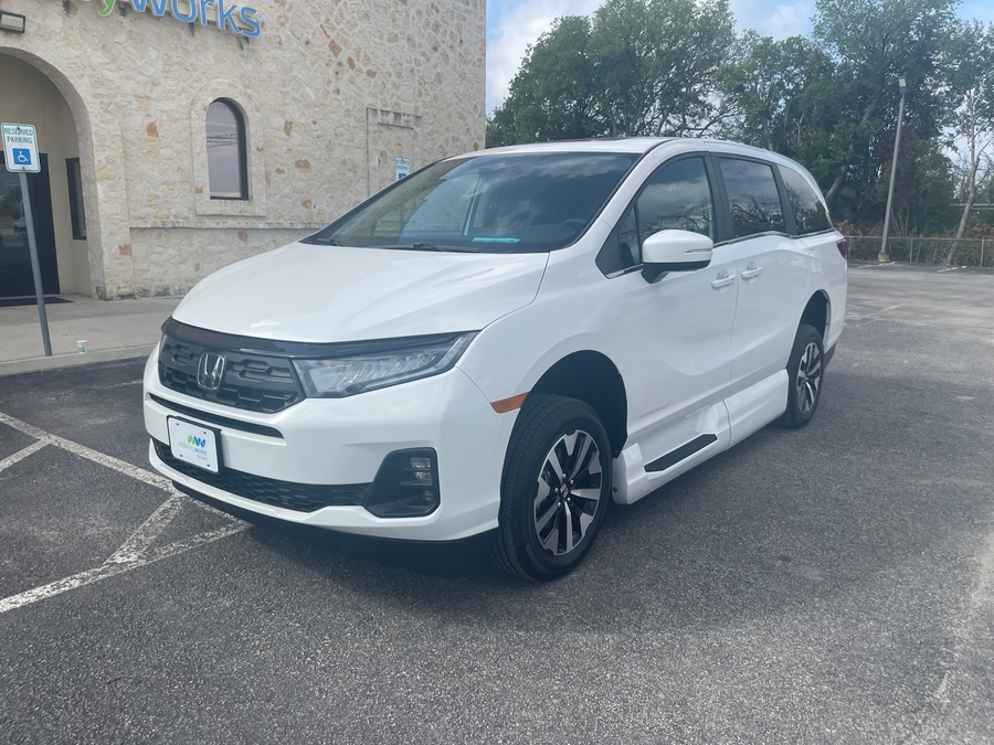 White Honda Odyssey image number 5