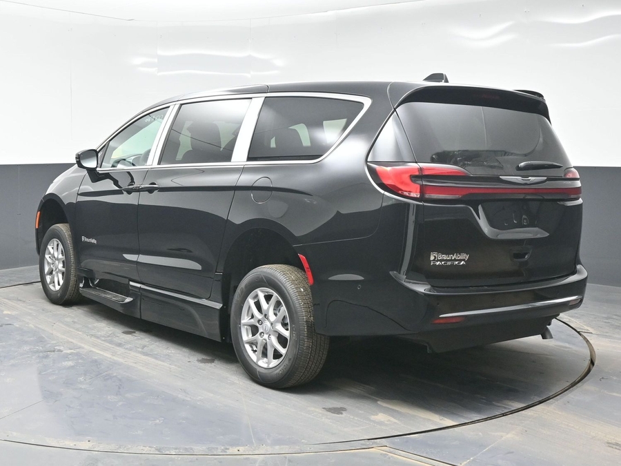 Black Chrysler Pacifica image number 4