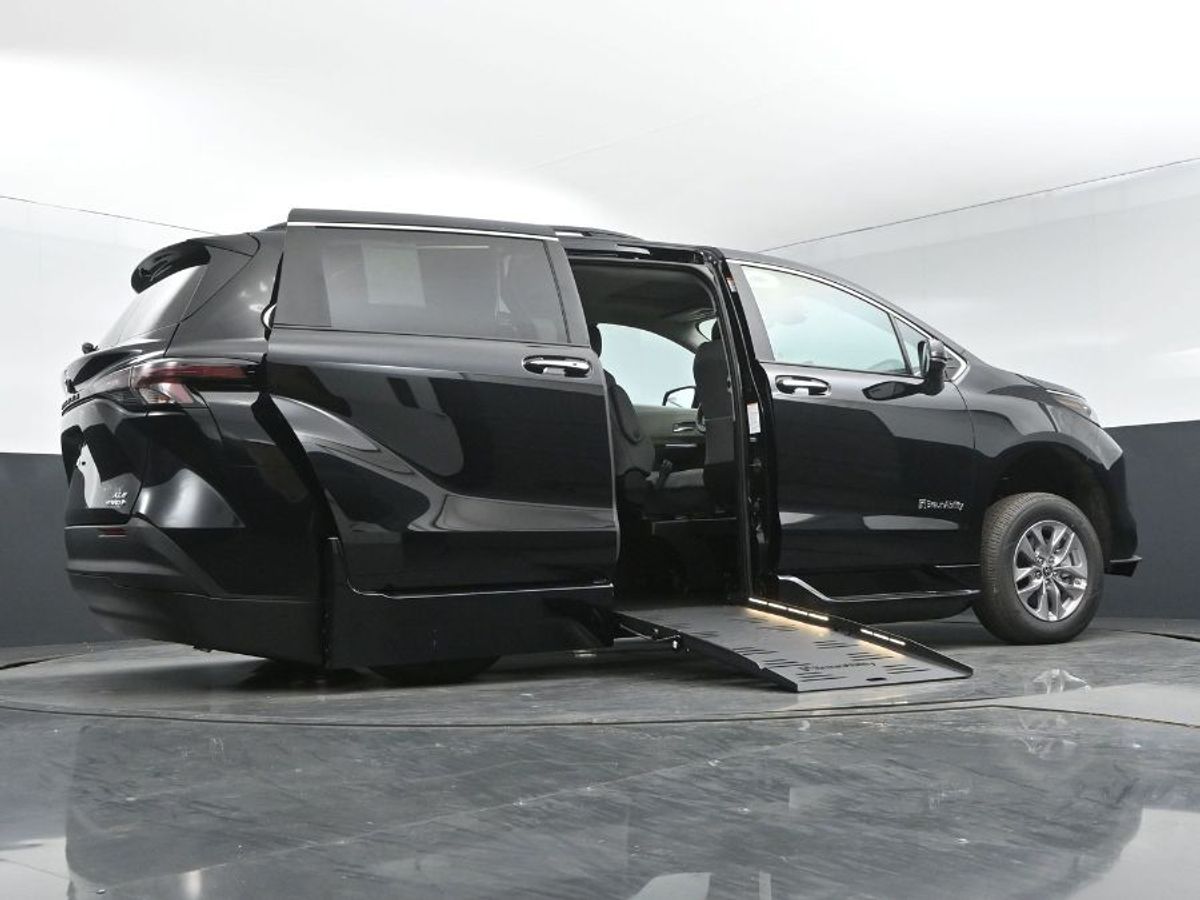 Black Toyota Sienna image number 12