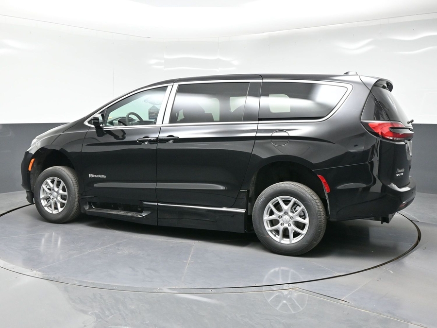 Black Chrysler Pacifica image number 9