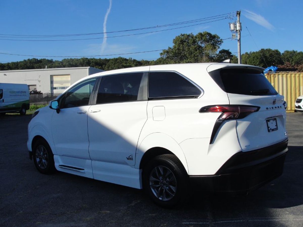 White Toyota Sienna image number 6