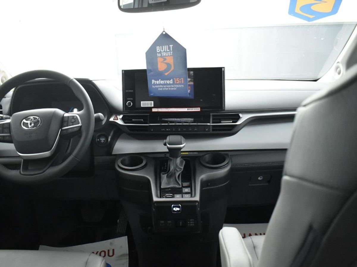 2025 TOYOTA SIENNA - Image 13