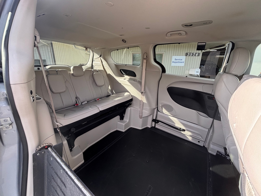 Used 2018 Chrysler Pacifica Touring L - BraunAbility Side Entry Fold Out Automatic Ramp