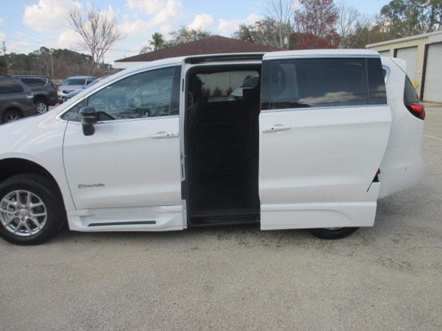 White Chrysler Pacifica image number 4