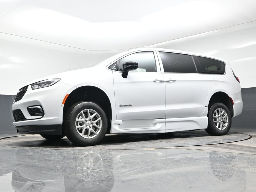 White Chrysler Pacifica image number 16